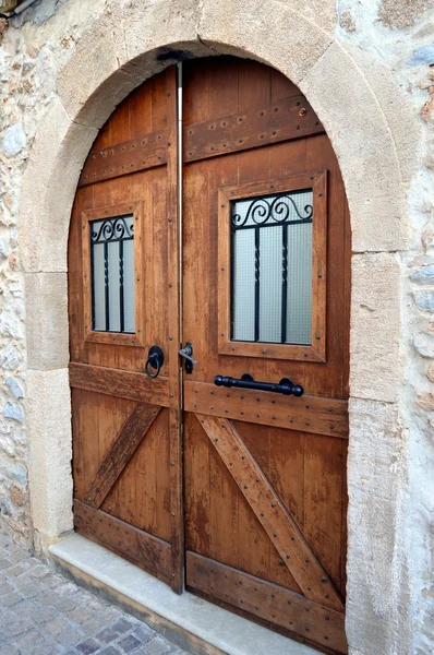 Uma porta de madeira escura dupla . — Fotografia de Stock
