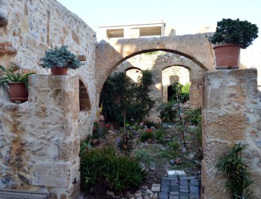 Taşlar harabelerde.