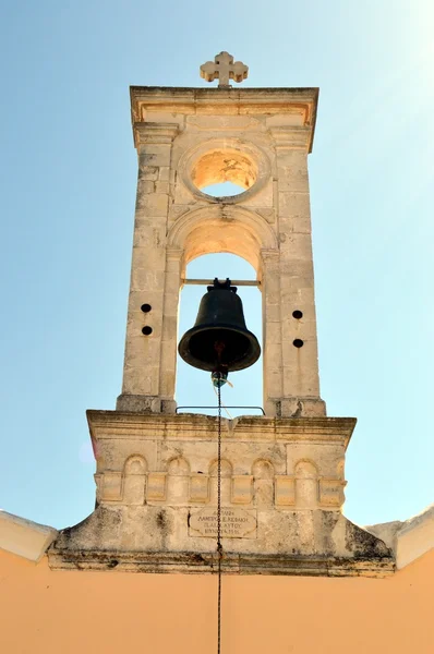 Un campanario blanco de color . — Foto de Stock