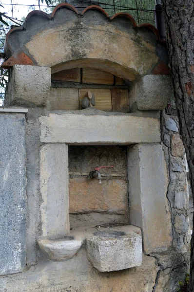 Старый каменный фонтан в кампании — стоковое фото