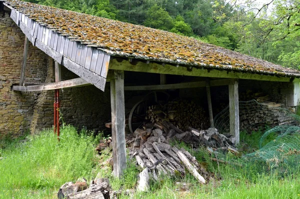 Stara stodoła z drewna w złym stanie. — Zdjęcie stockowe
