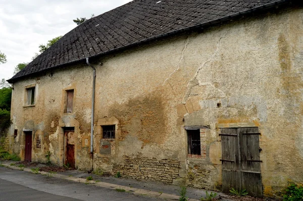Fazenda de pedra velha com vaqueiros e chifre de casa de alojamento  . — Fotografia de Stock