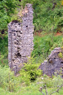 Eski bir dökümhane harabe duvarlar.