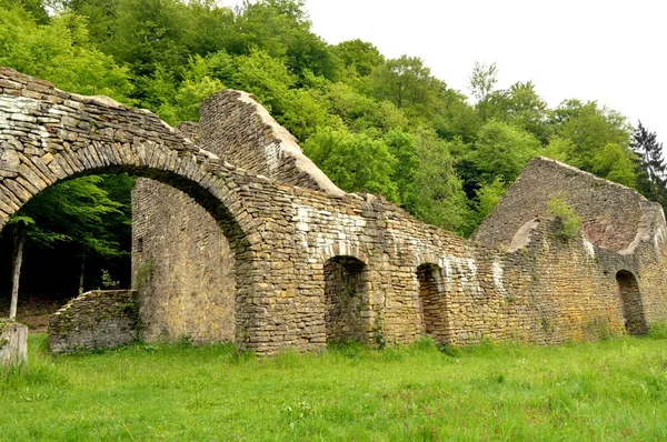 Ściany w ruiny dawnej odlewni. — Zdjęcie stockowe