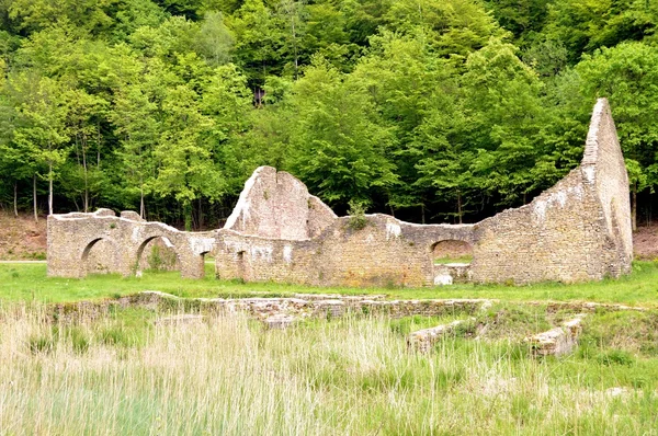 Ściany w ruiny dawnej odlewni. — Zdjęcie stockowe