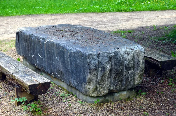 Banco hace piedra con asientos de madera . — Foto de Stock