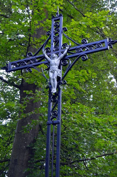 Cruz de hierro para forjar con Cristo . — Foto de Stock