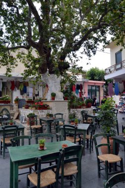 Masa ve sandalyeler ile restoran yer.