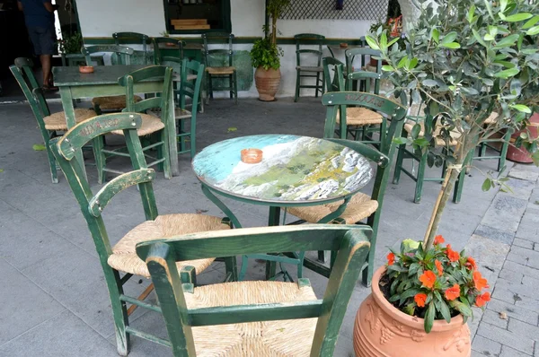 Mesas de restaurante en una terraza . — Foto de Stock