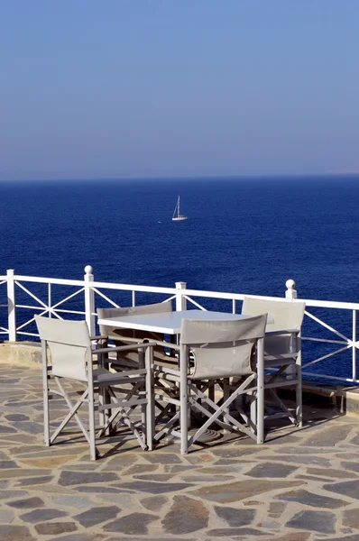 Terrassen i vit färg på bakgrund av havet. — Stockfoto