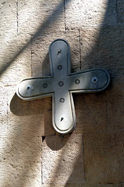 Cruz de hormigón en el techo . — Foto de Stock