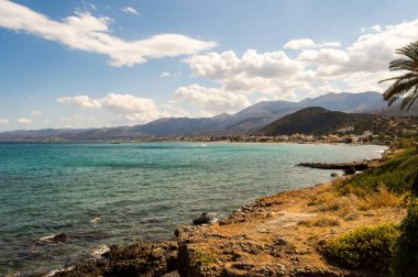 Yunanistan 'ın Girit adasının kuzeyindeki kıyı manzarası ve Stalis plajı