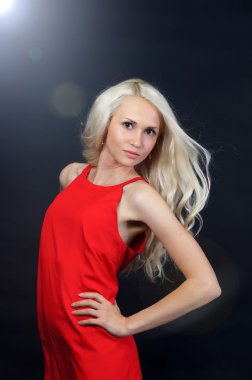 Kırmızılı Kadın