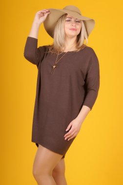 Sarı bir arka plan üzerinde poz güzel genç kız