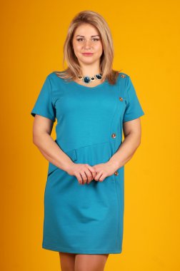 Sarı bir arka plan üzerinde poz güzel genç kız