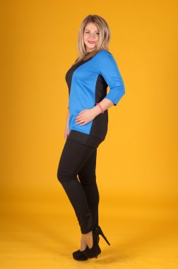 Sarı bir arka plan üzerinde poz güzel genç kız