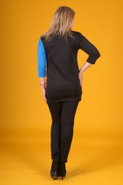 Sarı bir arka plan üzerinde poz güzel genç kız