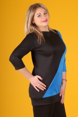 Sarı bir arka plan üzerinde poz güzel genç kız