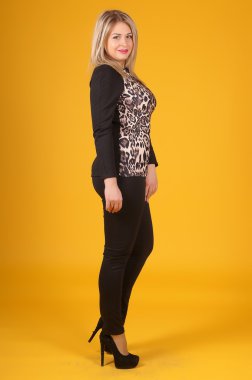 Sarı bir arka plan üzerinde poz güzel genç kız