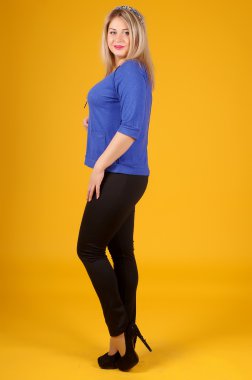 Sarı bir arka plan üzerinde poz güzel genç kız