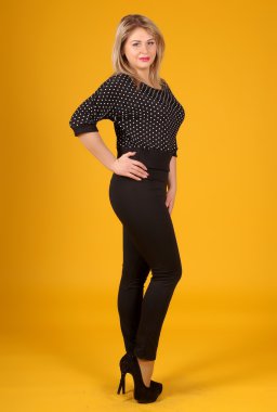 Sarı bir arka plan üzerinde poz güzel genç kız