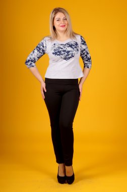 Sarı bir arka plan üzerinde poz güzel genç kız