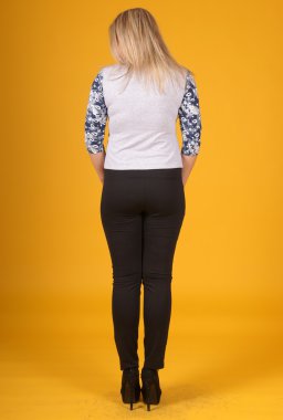 Sarı bir arka plan üzerinde poz güzel genç kız