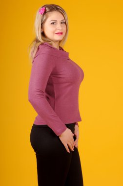 Sarı bir arka plan üzerinde poz güzel genç kız