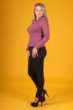 Sarı bir arka plan üzerinde poz güzel genç kız