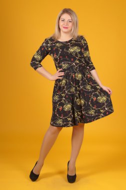 Sarı bir arka plan üzerinde poz güzel genç kız