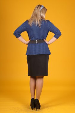 Sarı bir arka plan üzerinde poz güzel genç kız