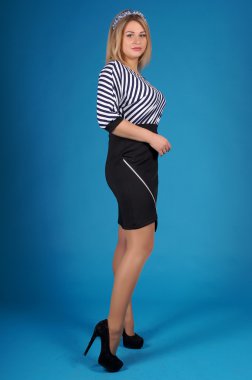 Sarı bir arka plan üzerinde poz güzel genç kız