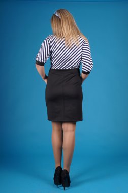 Sarı bir arka plan üzerinde poz güzel genç kız