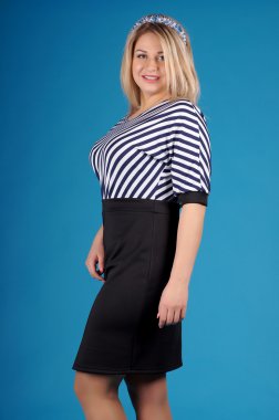 Sarı bir arka plan üzerinde poz güzel genç kız