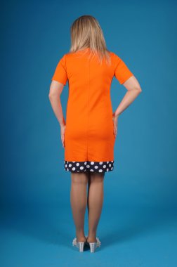 Sarı bir arka plan üzerinde poz güzel genç kız