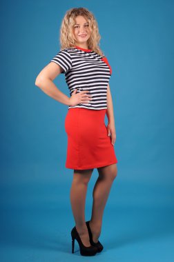 Sarı bir arka plan üzerinde poz güzel genç kız