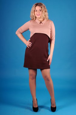 Sarı bir arka plan üzerinde poz güzel genç kız