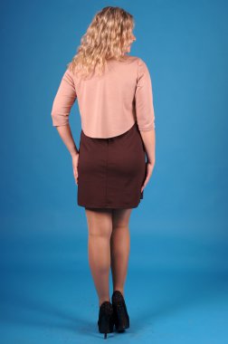 Sarı bir arka plan üzerinde poz güzel genç kız