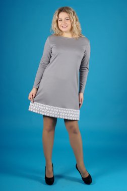 Sarı bir arka plan üzerinde poz güzel genç kız