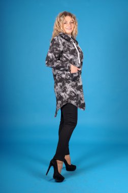 Sarı bir arka plan üzerinde poz güzel genç kız