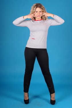 Sarı bir arka plan üzerinde poz güzel genç kız