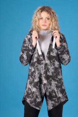 Sarı bir arka plan üzerinde poz güzel genç kız