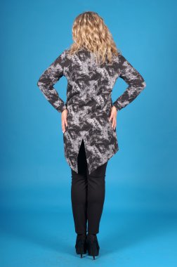 Sarı bir arka plan üzerinde poz güzel genç kız