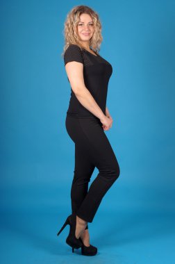 Sarı bir arka plan üzerinde poz güzel genç kız