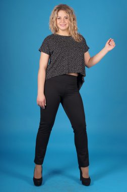 Sarı bir arka plan üzerinde poz güzel genç kız