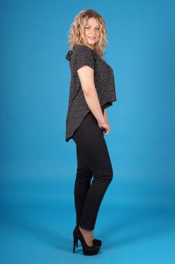 Sarı bir arka plan üzerinde poz güzel genç kız