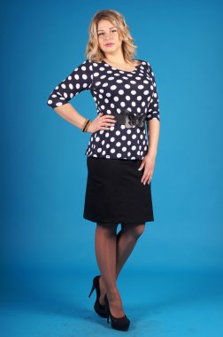 Mavi bir arka plan üzerinde poz güzel genç kız