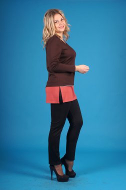 Mavi bir arka plan üzerinde poz güzel genç kız