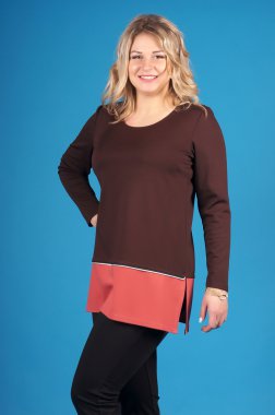 Mavi bir arka plan üzerinde poz güzel genç kız