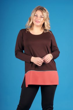 Mavi bir arka plan üzerinde poz güzel genç kız